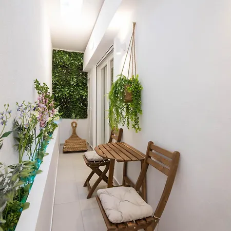 Apartman Almond Jacuzzi - Private Indoor Jacuzzi - Self Check-in - Free & Easy Street Parking *