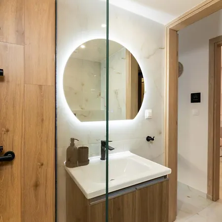 Almond Jacuzzi - Private Indoor Jacuzzi - Self Check-in - Free & Easy Street Parking