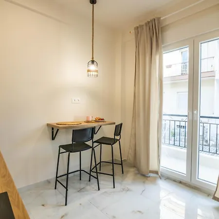 Almond Jacuzzi - Private Indoor Jacuzzi - Self Check-in - Free & Easy Street Parking * Thessaloníki