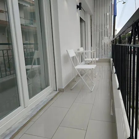 Almond Jacuzzi - Private Indoor Jacuzzi - Self Check-in - Free & Easy Street Parking * Thessaloníki
