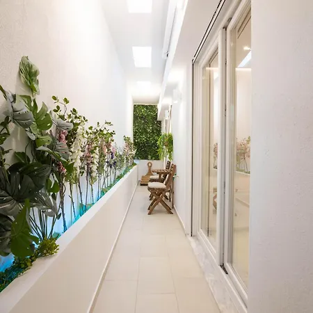 Almond Jacuzzi - Private Indoor Jacuzzi - Self Check-in - Free & Easy Street Parking