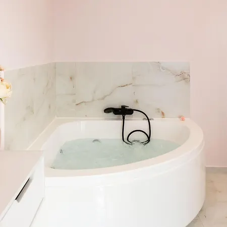 Almond Jacuzzi - Private Indoor Jacuzzi - Self Check-in - Free & Easy Street Parking Lejlighed *