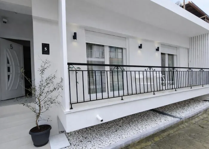 Almond Jacuzzi - Private Jacuzzi - Self Check-in - Free & Easy Street Parking * Θεσσαλονίκη