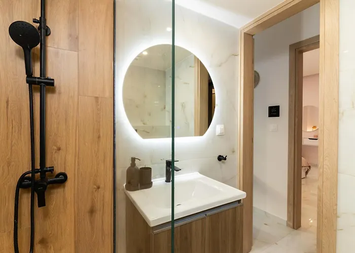 Almond Jacuzzi - Private Jacuzzi - Self Check-in - Free & Easy Street Parking