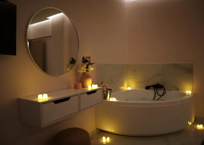 Almond Jacuzzi - Private Jacuzzi - Self Check-in - Free & Easy Street Parking *
