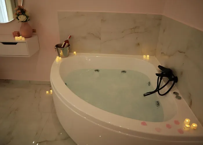 Almond Jacuzzi - Private Jacuzzi - Self Check-in - Free & Easy Street Parking * Θεσσαλονίκη
