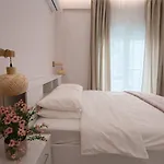 Almond Jacuzzi - Private Jacuzzi - Self Check-in - Free & Easy Street Parking