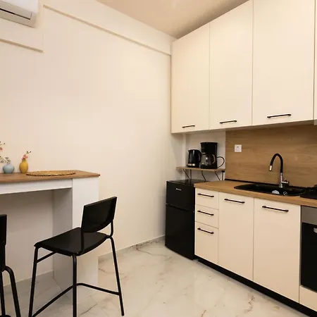Almond Jacuzzi - Private Indoor Jacuzzi - Self Check-in - Free & Easy Street Parking 테살로니키