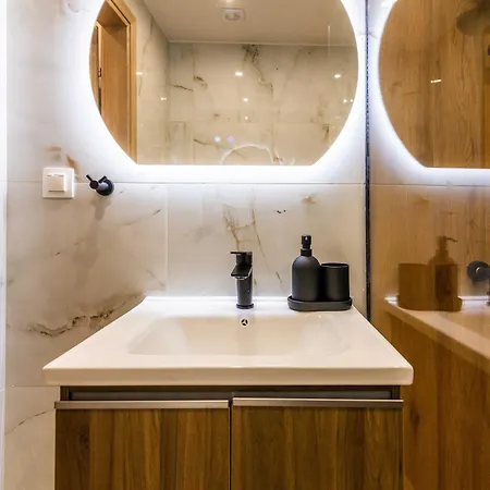 Almond Jacuzzi - Private Indoor Jacuzzi - Self Check-in - Free & Easy Street Parking * Салоники
