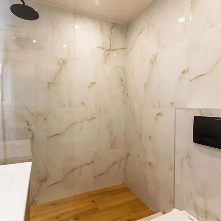Almond Jacuzzi - Private Indoor Jacuzzi - Self Check-in - Free & Easy Street Parking 아파트 *