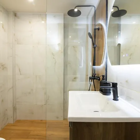 Almond Jacuzzi - Private Indoor Jacuzzi - Self Check-in - Free & Easy Street Parking 아파트 *