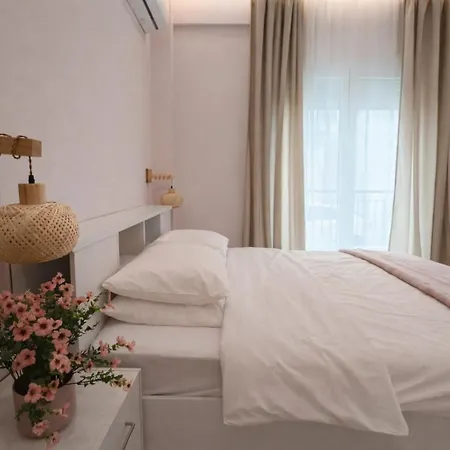 Almond Jacuzzi - Private Indoor Jacuzzi - Self Check-in - Free & Easy Street Parking