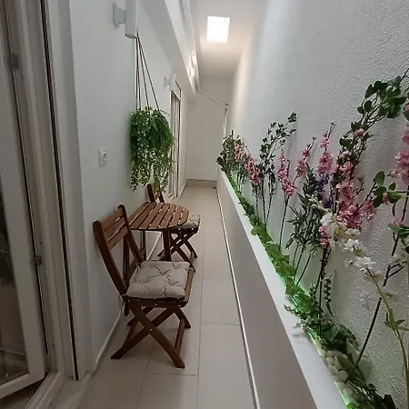 아파트 Almond Jacuzzi - Private Indoor Jacuzzi - Self Check-in - Free & Easy Street Parking *