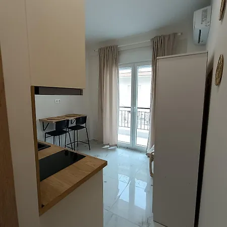 Almond Jacuzzi - Private Indoor Jacuzzi - Self Check-in - Free & Easy Street Parking