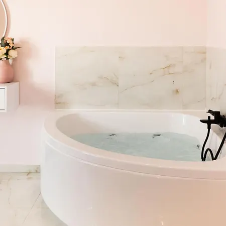 아파트 Almond Jacuzzi - Private Indoor Jacuzzi - Self Check-in - Free & Easy Street Parking