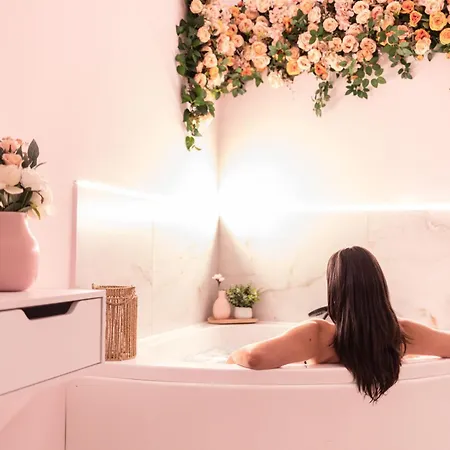 Almond Jacuzzi - Private Indoor Jacuzzi - Self Check-in - Free & Easy Street Parking * 테살로니키