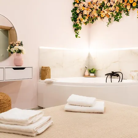 Almond Jacuzzi - Private Indoor Jacuzzi - Self Check-in - Free & Easy Street Parking 아파트 테살로니키