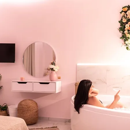 Almond Jacuzzi - Private Indoor Jacuzzi - Self Check-in - Free & Easy Street Parking 아파트 테살로니키