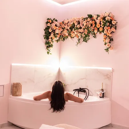 아파트 Almond Jacuzzi - Private Indoor Jacuzzi - Self Check-in - Free & Easy Street Parking 테살로니키