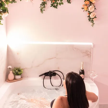 Almond Jacuzzi - Private Indoor Jacuzzi - Self Check-in - Free & Easy Street Parking 아파트 *