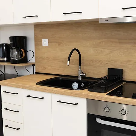 Almond Jacuzzi - Private Indoor Jacuzzi - Self Check-in - Free & Easy Street Parking *