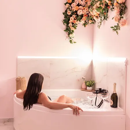 Almond Jacuzzi - Private Indoor Jacuzzi - Self Check-in - Free & Easy Street Parking 테살로니키