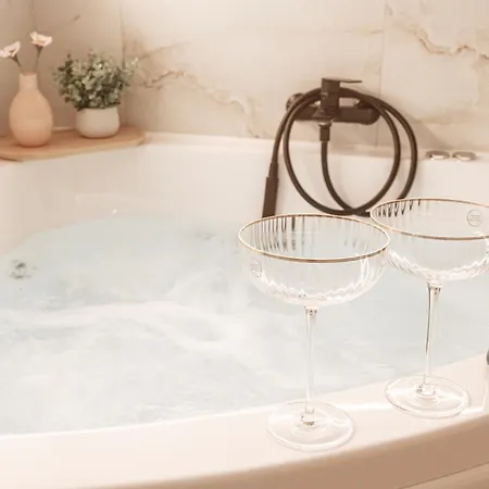 Almond Jacuzzi - Private Indoor Jacuzzi - Self Check-in - Free & Easy Street Parking 아파트 테살로니키