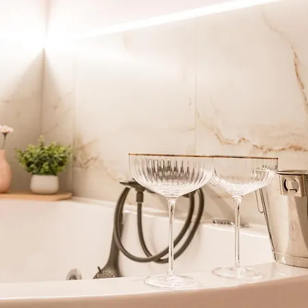 Almond Jacuzzi - Private Indoor Jacuzzi - Self Check-in - Free & Easy Street Parking 아파트