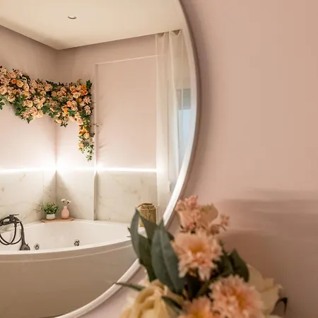 Almond Jacuzzi - Private Indoor Jacuzzi - Self Check-in - Free & Easy Street Parking 테살로니키