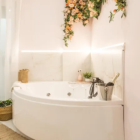 Almond Jacuzzi - Private Indoor Jacuzzi - Self Check-in - Free & Easy Street Parking 아파트 *