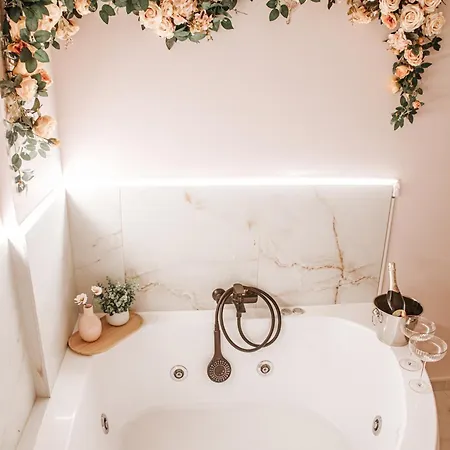 아파트 Almond Jacuzzi - Private Indoor Jacuzzi - Self Check-in - Free & Easy Street Parking *