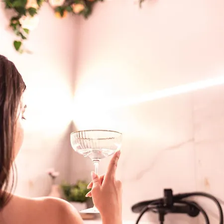 Almond Jacuzzi - Private Indoor Jacuzzi - Self Check-in - Free & Easy Street Parking 아파트 테살로니키