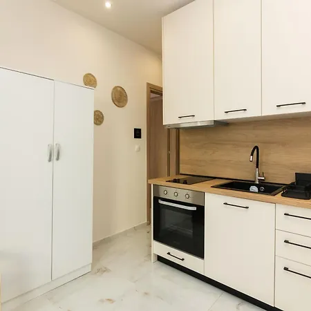 Almond Jacuzzi - Private Indoor Jacuzzi - Self Check-in - Free & Easy Street Parking