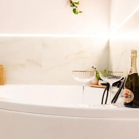 Almond Jacuzzi - Private Indoor Jacuzzi - Self Check-in - Free & Easy Street Parking 테살로니키