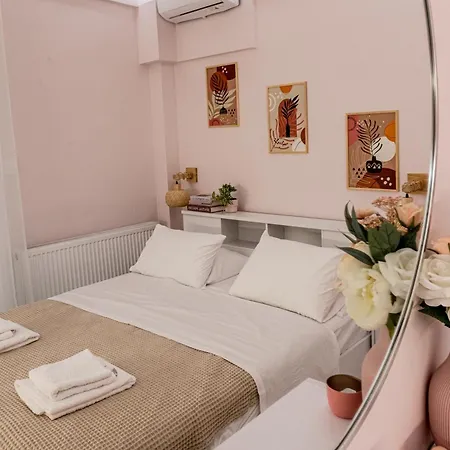 Almond Jacuzzi - Private Indoor Jacuzzi - Self Check-in - Free & Easy Street Parking 아파트 테살로니키
