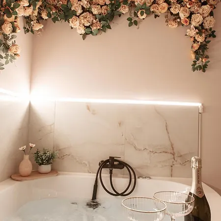 Almond Jacuzzi - Private Indoor Jacuzzi - Self Check-in - Free & Easy Street Parking * 테살로니키