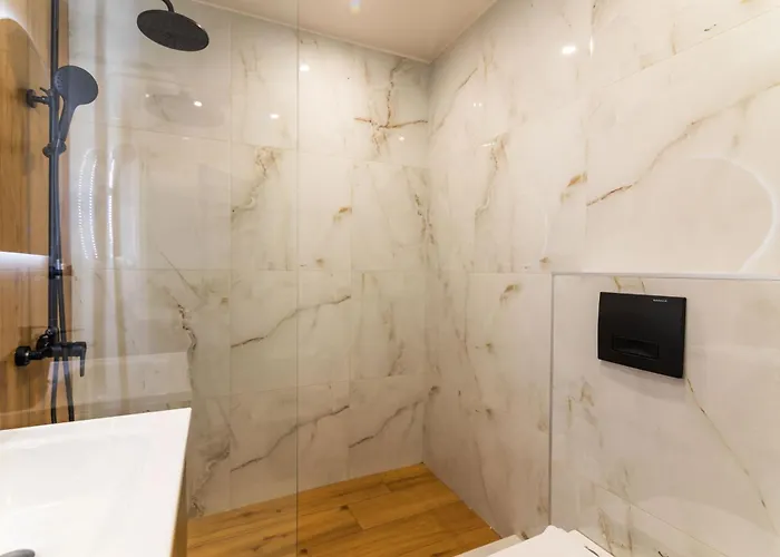 Almond Jacuzzi - Private Jacuzzi - Self Check-in - Free & Easy Street Parking شقة *