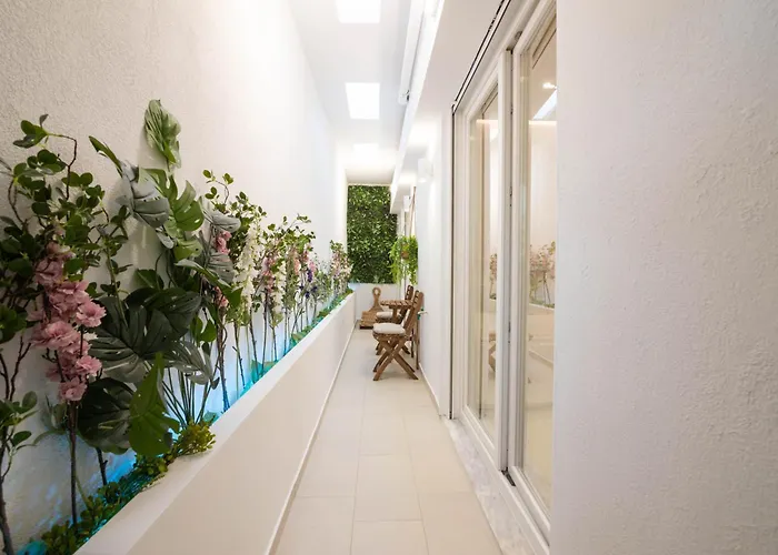Almond Jacuzzi - Private Jacuzzi - Self Check-in - Free & Easy Street Parking