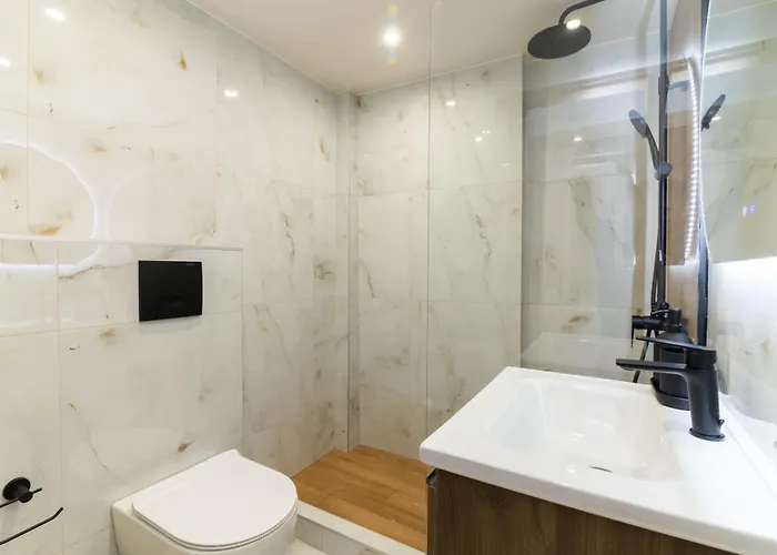 Almond Jacuzzi - Private Jacuzzi - Self Check-in - Free & Easy Street Parking *