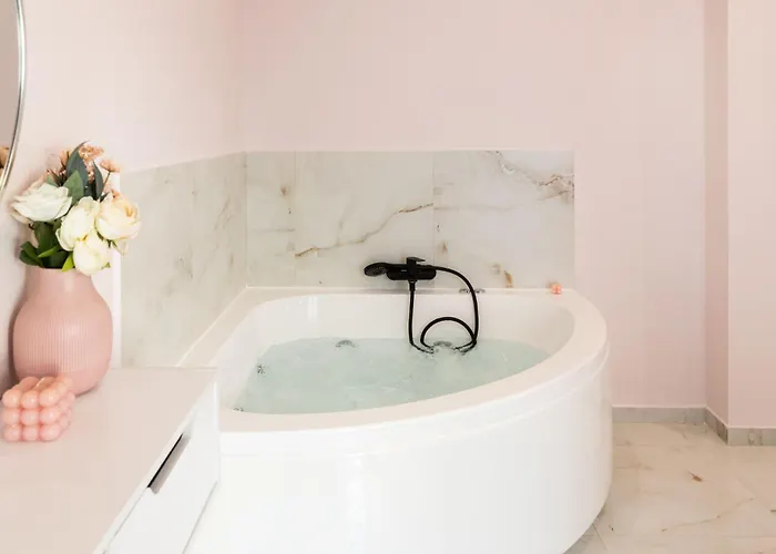 Almond Jacuzzi - Private Jacuzzi - Self Check-in - Free & Easy Street Parking Apartament *