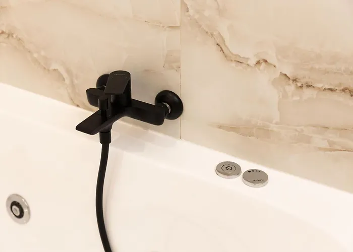 Almond Jacuzzi - Private Jacuzzi - Self Check-in - Free & Easy Street Parking شقة *