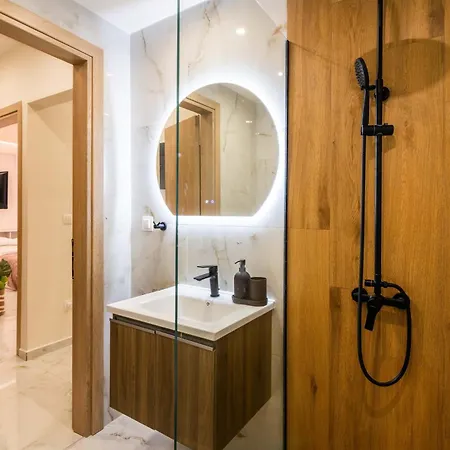 Appartamento Almond Jacuzzi - Private Indoor Jacuzzi - Self Check-in - Free & Easy Street Parking Salonicco