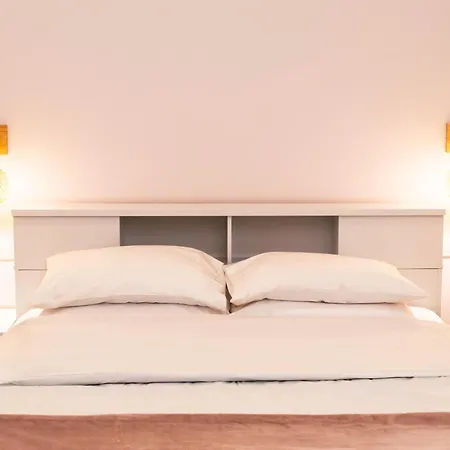 Almond Jacuzzi - Private Indoor Jacuzzi - Self Check-in - Free & Easy Street Parking Salonicco