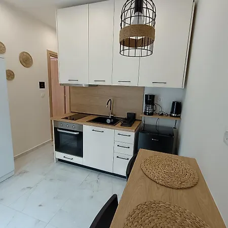 Almond Jacuzzi - Private Indoor Jacuzzi - Self Check-in - Free & Easy Street Parking Appartamento Salonicco