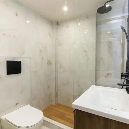Almond Jacuzzi - Private Indoor Jacuzzi - Self Check-in - Free & Easy Street Parking *