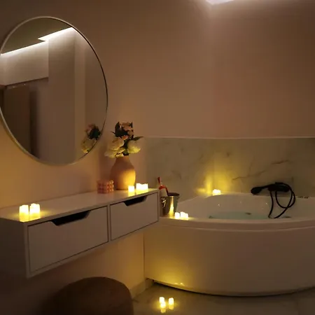 Almond Jacuzzi - Private Indoor Jacuzzi - Self Check-in - Free & Easy Street Parking *