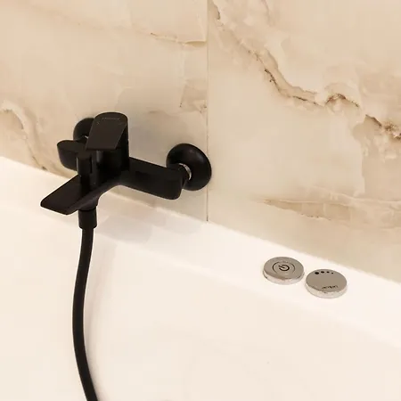 Almond Jacuzzi - Private Indoor Jacuzzi - Self Check-in - Free & Easy Street Parking Appartamento *