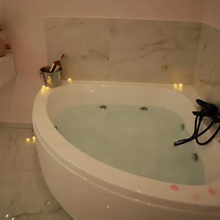 Almond Jacuzzi - Private Indoor Jacuzzi - Self Check-in - Free & Easy Street Parking * Salonicco